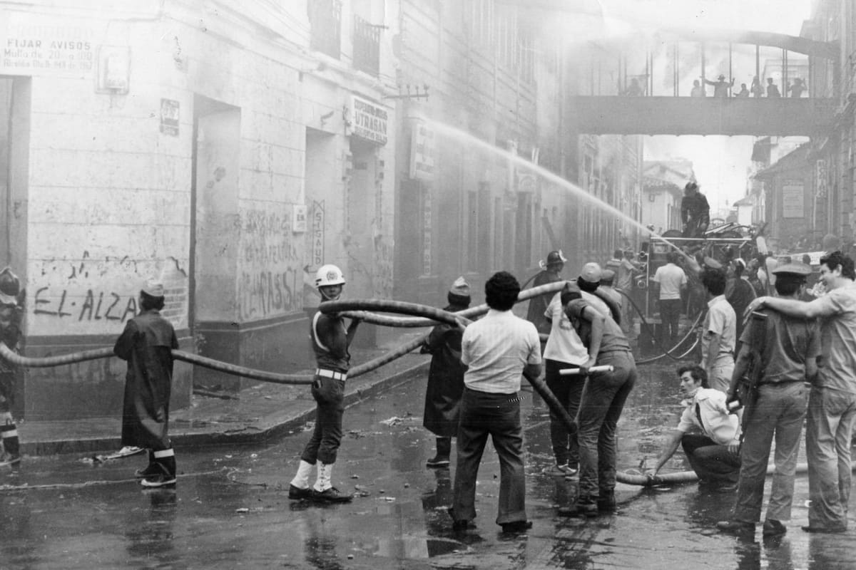 Tres hipótesis se construyeron, cada cual se acomoda a la suya: La primera, una rata transportó una brasa encendida desde los locales de comida hasta la plaza, lo que inició el fuego; otros aseguran que una fuga en uno cilindros de gas propano generó la emergencia y otros más atribuyen el incendio a un complot. Se dice que la plaza daba pérdidas y que era mejor quemarla, para entregarla a un privado, como terminó ocurriendo finalmente. (Foto histórica exclusiva de Vanguardia)