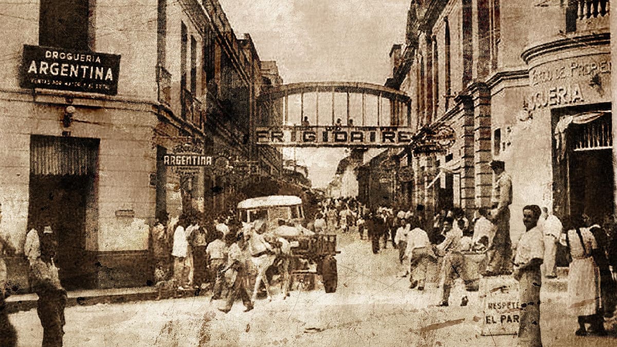 Entre los siglos 17 y 18 el comercio de alimentos tenía su epicentro en Girón. El 24 de noviembre de 1857 se declaró a Bucaramanga como capital santandereana. Esta decisión generó que el comercio de la ciudad aumentara. Los domingos los víveres, los alimentos y las carnes, entre otros productos, se exhibían en el suelo de la Plaza Principal de Bucaramanga, conocida en la actualidad como el parque García Rovira. (Foto histórica exclusiva de Vanguardia)