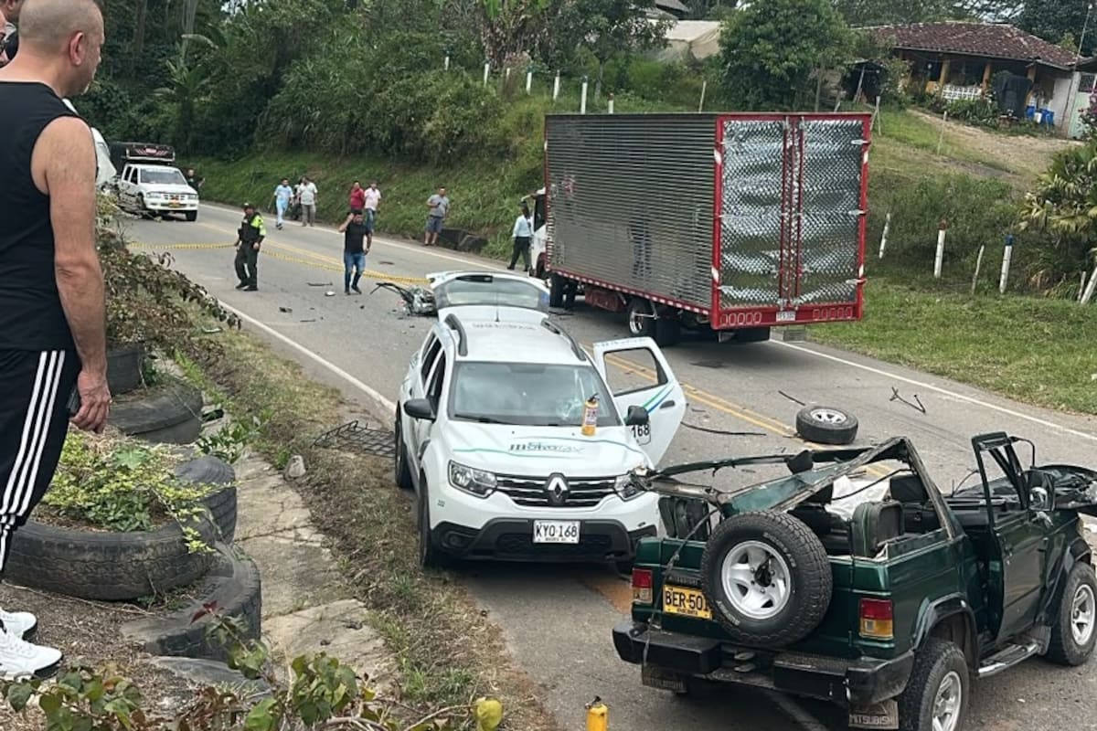 Así quedó el campero Mitsubishi tras el fuerte choque contra una turbo en la vía a Guapotá.