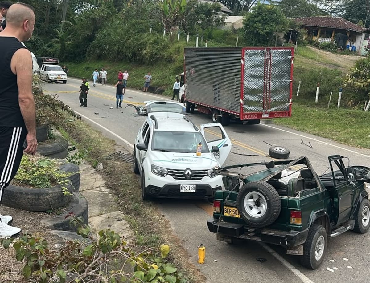 Así quedó el campero Mitsubishi tras el fuerte choque contra una turbo en la vía a Guapotá.