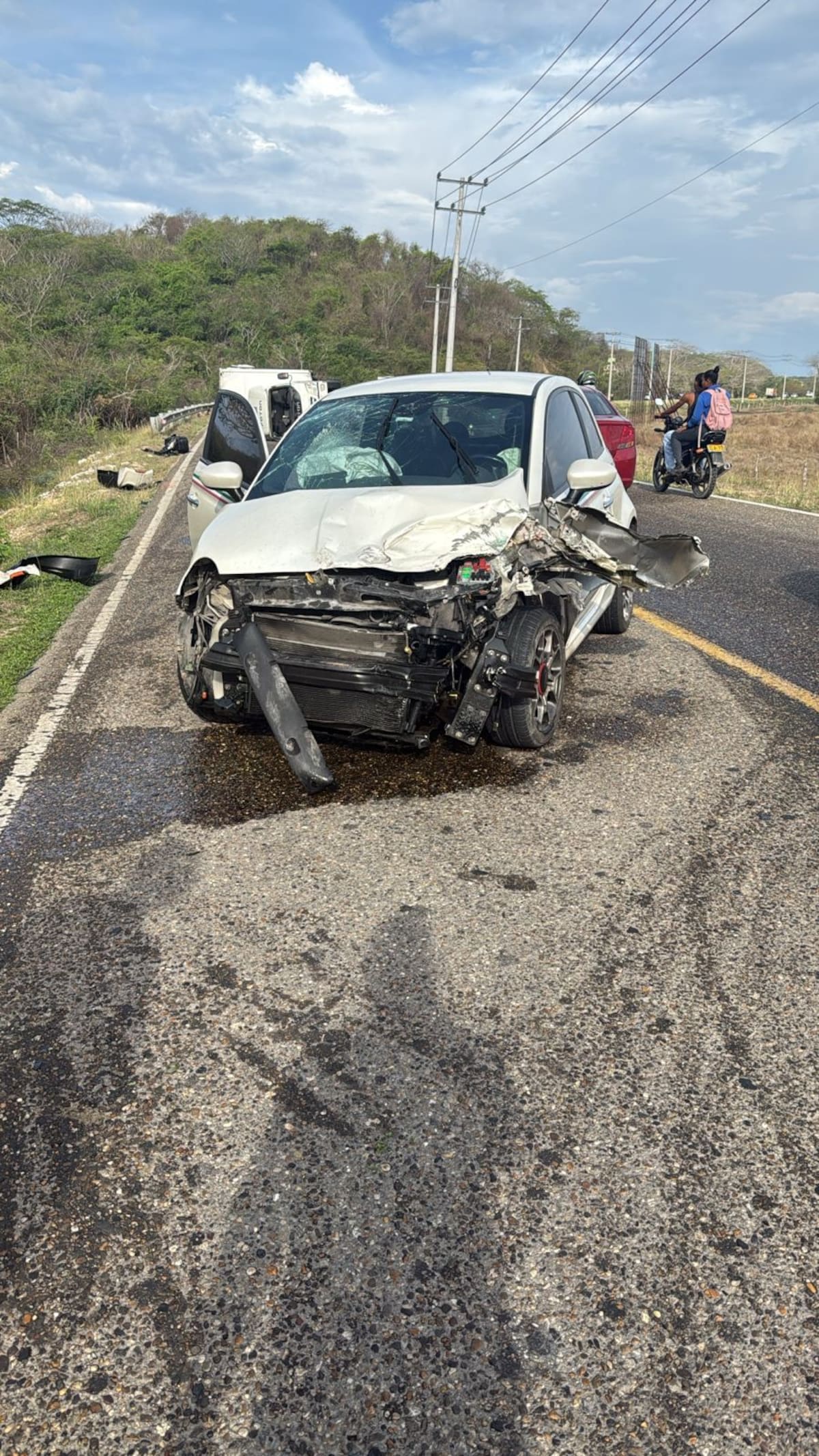 Así quedó el carro del capitán del Real Cartagena, que se salvó de milagro. // CORTESÍA