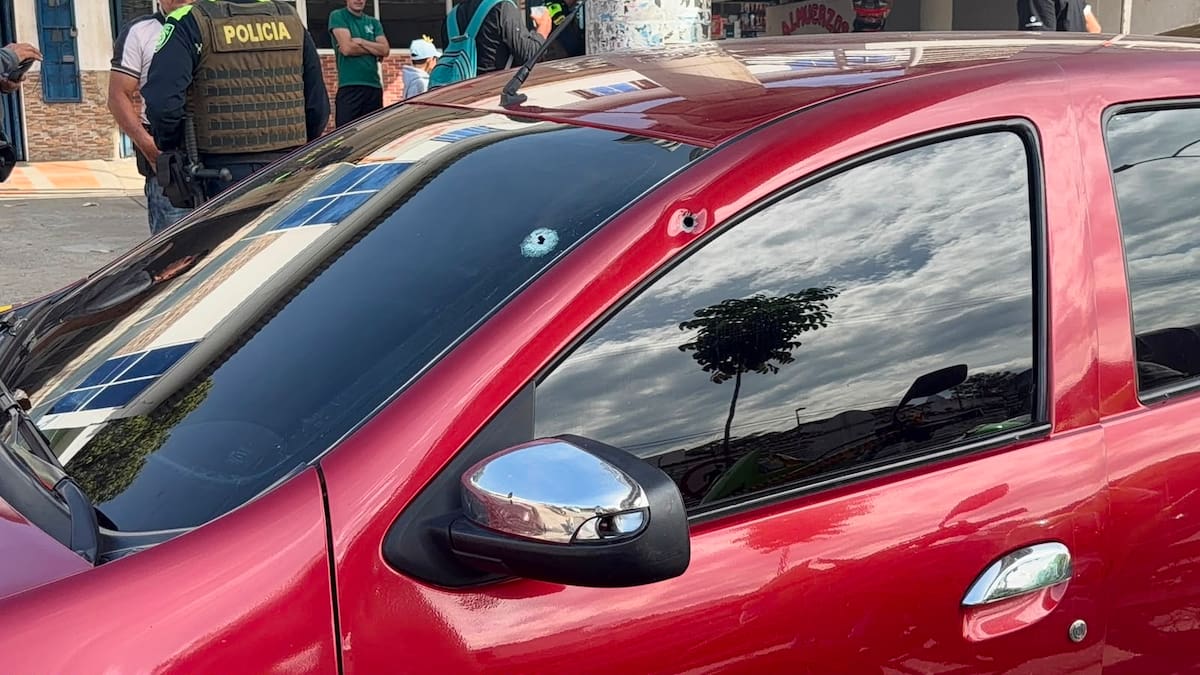 Así quedó el vehículo tras recibir múltiples impactos de bala durante el atentado registrado en el Terminalito de Girón.