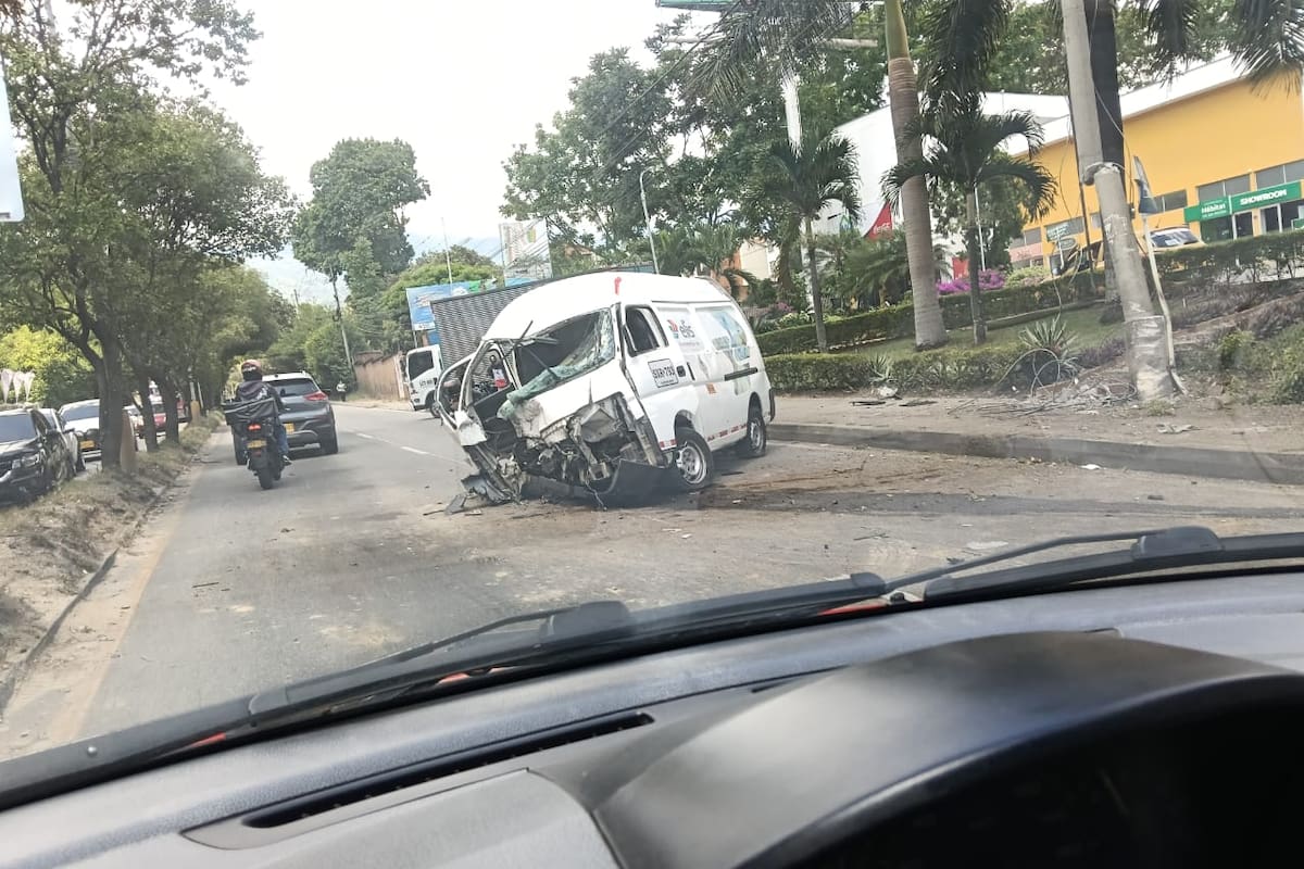 Así quedó la buseta tras impactar contra un poste en el Anillo Vial.