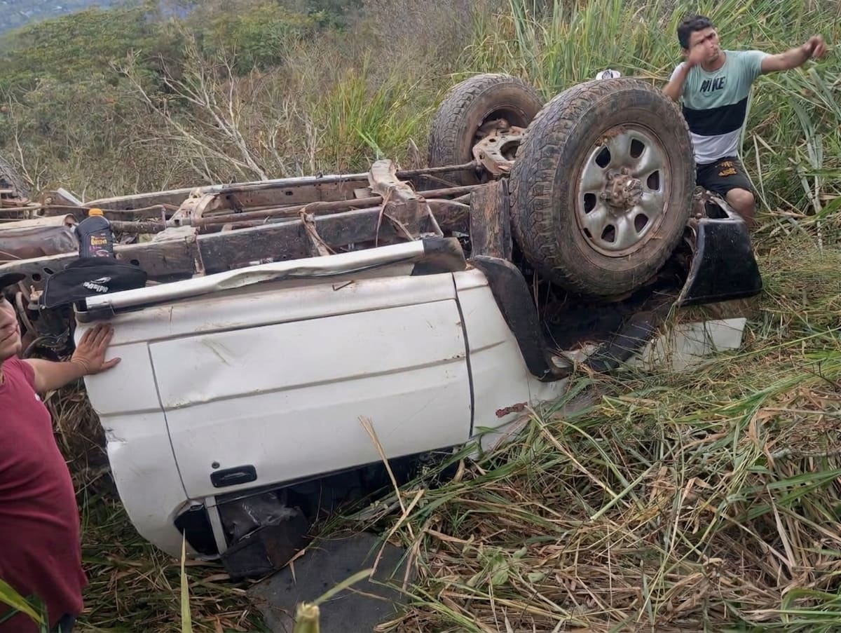 Así quedó la camioneta tras caer por el abismo.