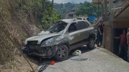 Video: camioneta fuera de control se volcó y dio varias vueltas en una pendiente de Bucaramanga