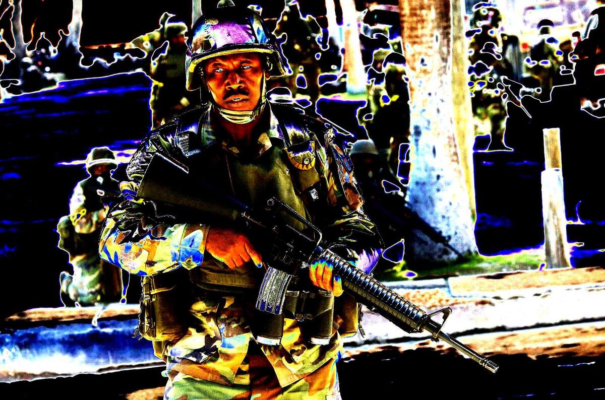 Uno de los sobrevivientes habló con Vanguardia y contó sus pesadillas. Por lo menos 200 guerrilleros lanzaron pipetas de gas por tres días contra los militares en combate.