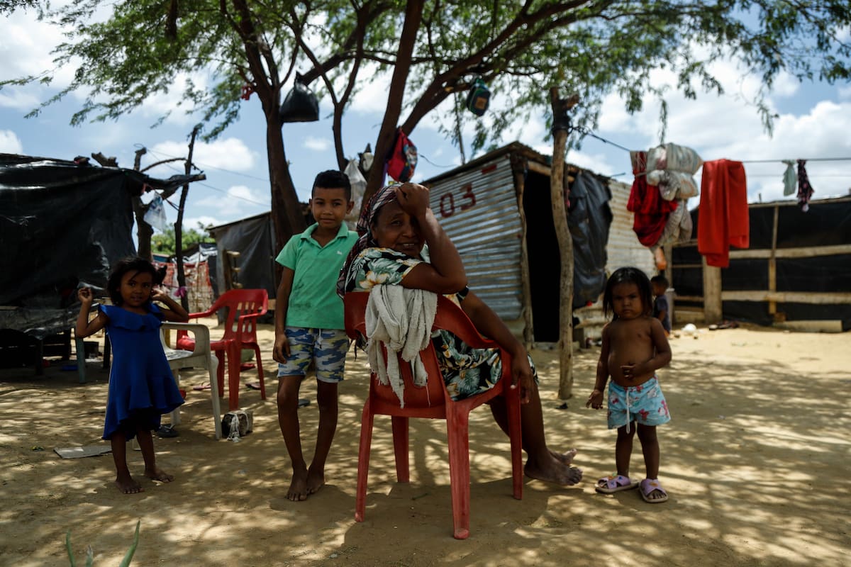 La Guajira. Junio 29 de 2023. Uno de los asentamientos más grandes e inhóspitos para los migrantes venezolanos en Colombia es conocido como "La Pista". Este lugar, que alguna vez fue una pista de despegue y aterrizaje de aviones, se ha convertido en el asentamiento de migrantes venezolanos más grande del país. Se estima que en sus cerca de 1.600 metros de extensión, viven alrededor de 3.800 familias, en su mayoría provenientes de diferentes regiones de Venezuela, como Zulia, Maracaibo e incluso Caracas. (Colprensa - Camila Diaz)