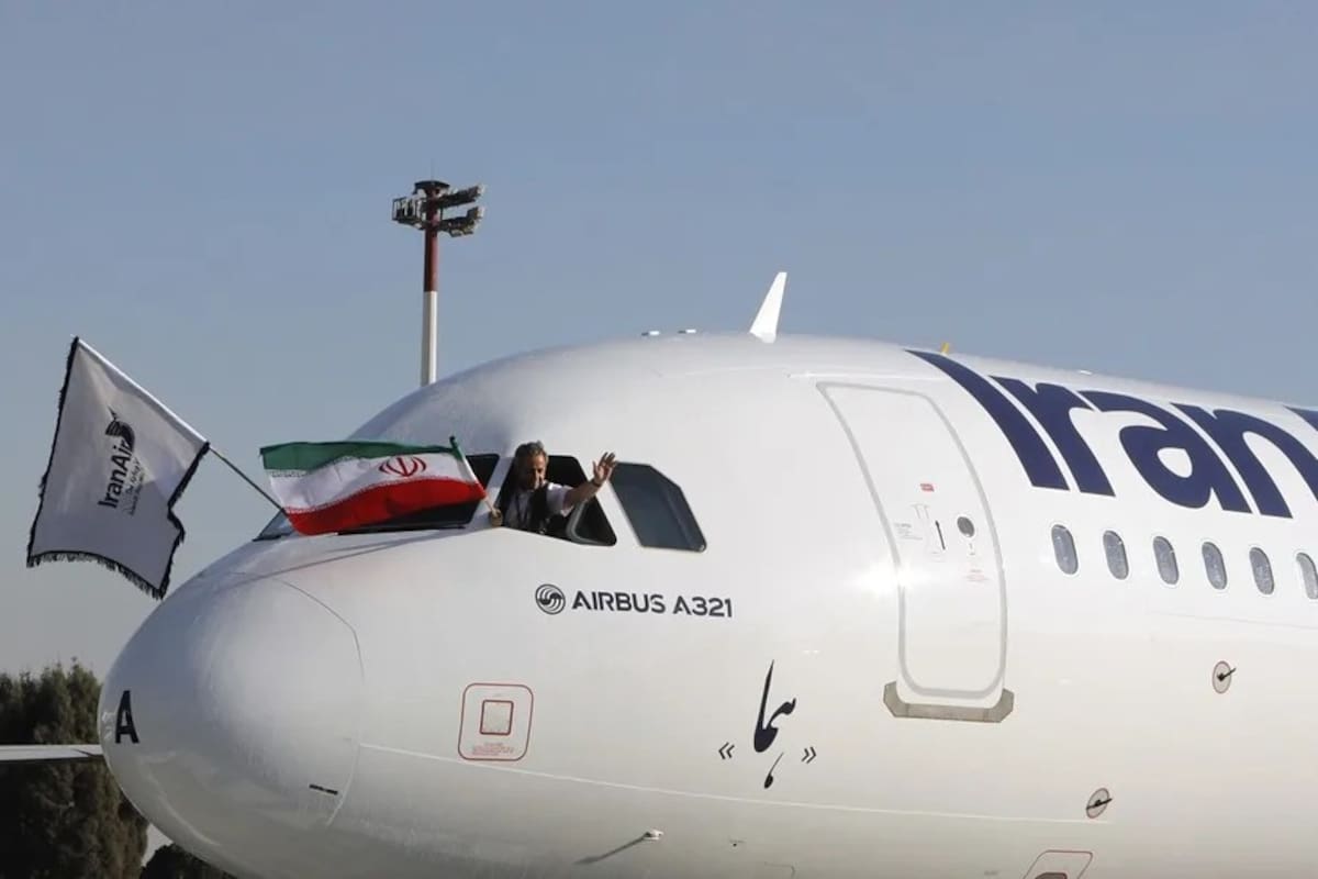 Un avión iraquí volvió a tocar pista en Teherán tras meses sin vuelos internacionales. Detrás del aterrizaje hay una excepción concedida por Washington que no significa el regreso de la normalidad aérea. Foto: EFE/Abedin Taherkenareh