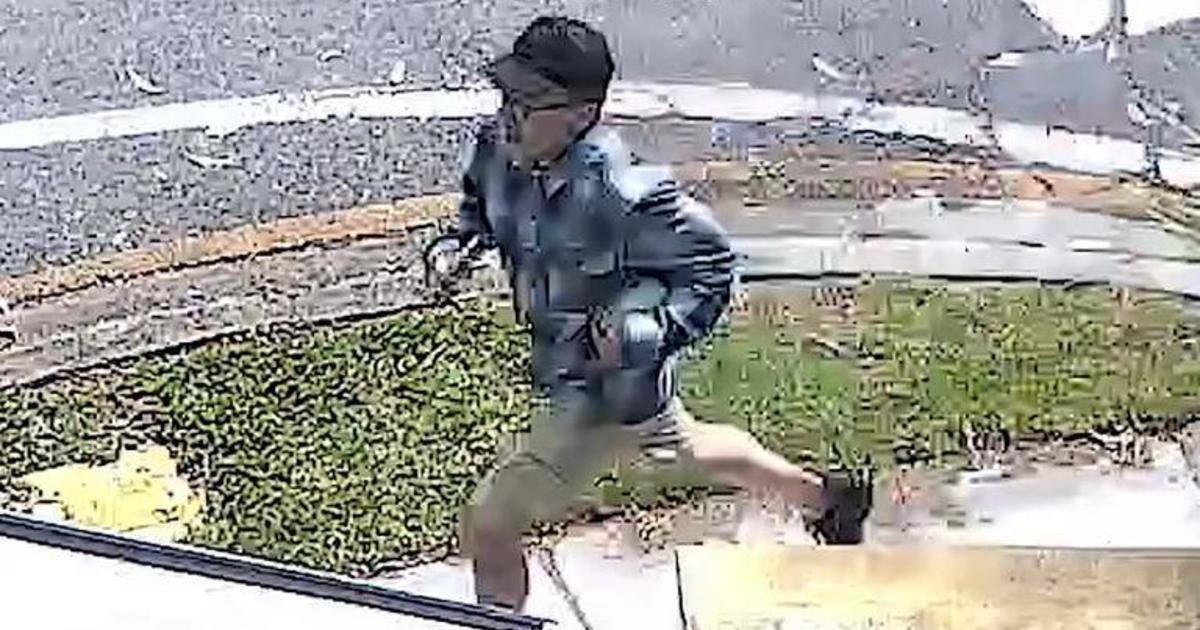 las cámaras del lugar pudieron grabar al hombre huyendo de la escena y en las fotos que publicó la Policía de Queensland se observa que este hombre al parecer de origen asiático.