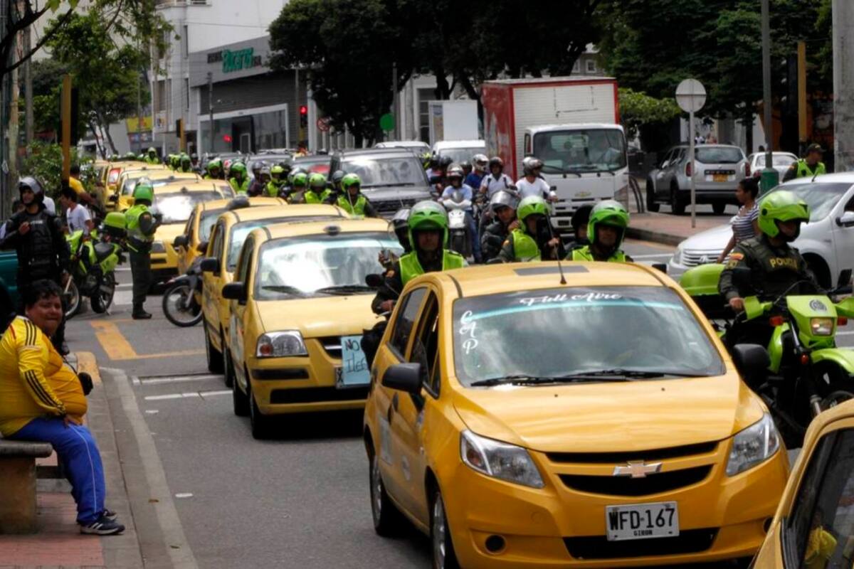 En horas de la tarde, el Comandante de la Policía Metropolitana de Bucaramanga, Brigadier General Manuel Antonio Vásquez Prada, sostuvo una reunión con los taxistas. (Foto: Jaime Del Río / VANGUARDIA LIBERAL )