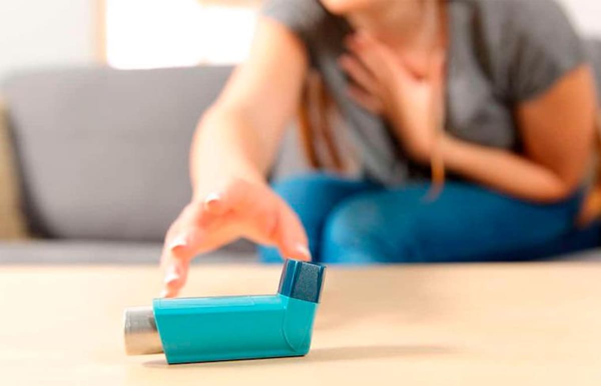 Un inhalador para una persona con asma.
