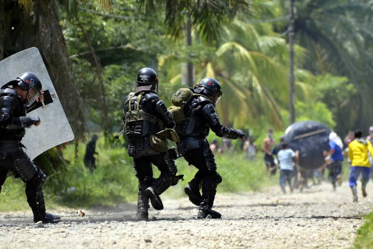 El Esmad tuvo que intervenir ante los disturbios que se desataron en el municipio del Meta. (Foto: Colprensa / VANGUARDIA LIBERAL)