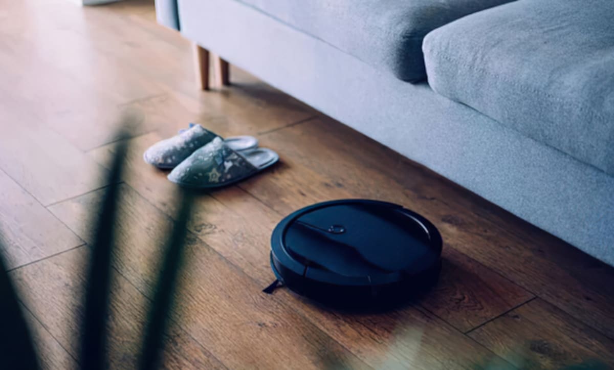 Lo que comenzó como una sospecha de infidelidad terminó en un proceso judicial que llevó a un hombre a ser condenado por violar la privacidad de su esposa, luego de utilizar una aspiradora robot equipada con cámara para grabarla dentro de una vivienda.