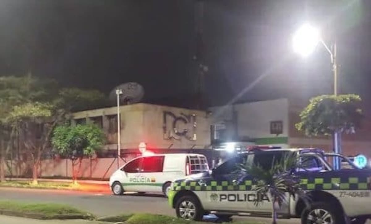 Atacan con explosivos la sede de RCN en Cali y zona sigue acordonada por investigación oficial. | Foto: Tomada de Facebook.