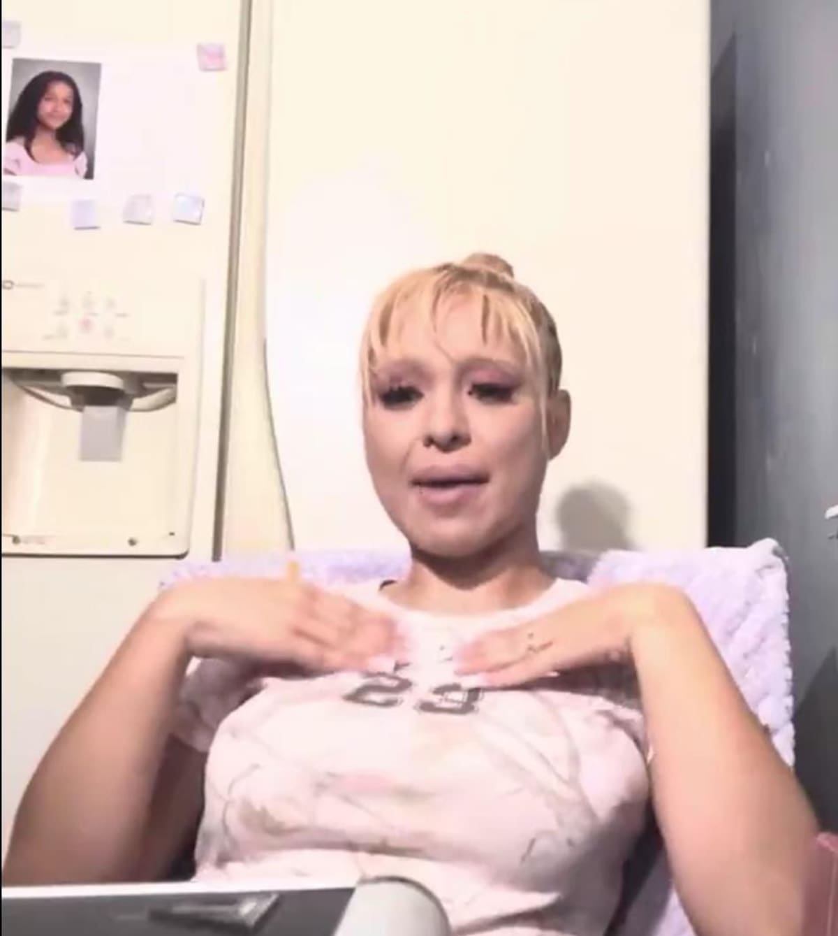 Ivana Lisette Ortiz, quien tiene récord criminal, llevaba tiempo realizando publicaciones en sus redes sociales en contra de la artista. La mujer fue ingresada a prisión tras no pagar una fianza de $10.2 millones