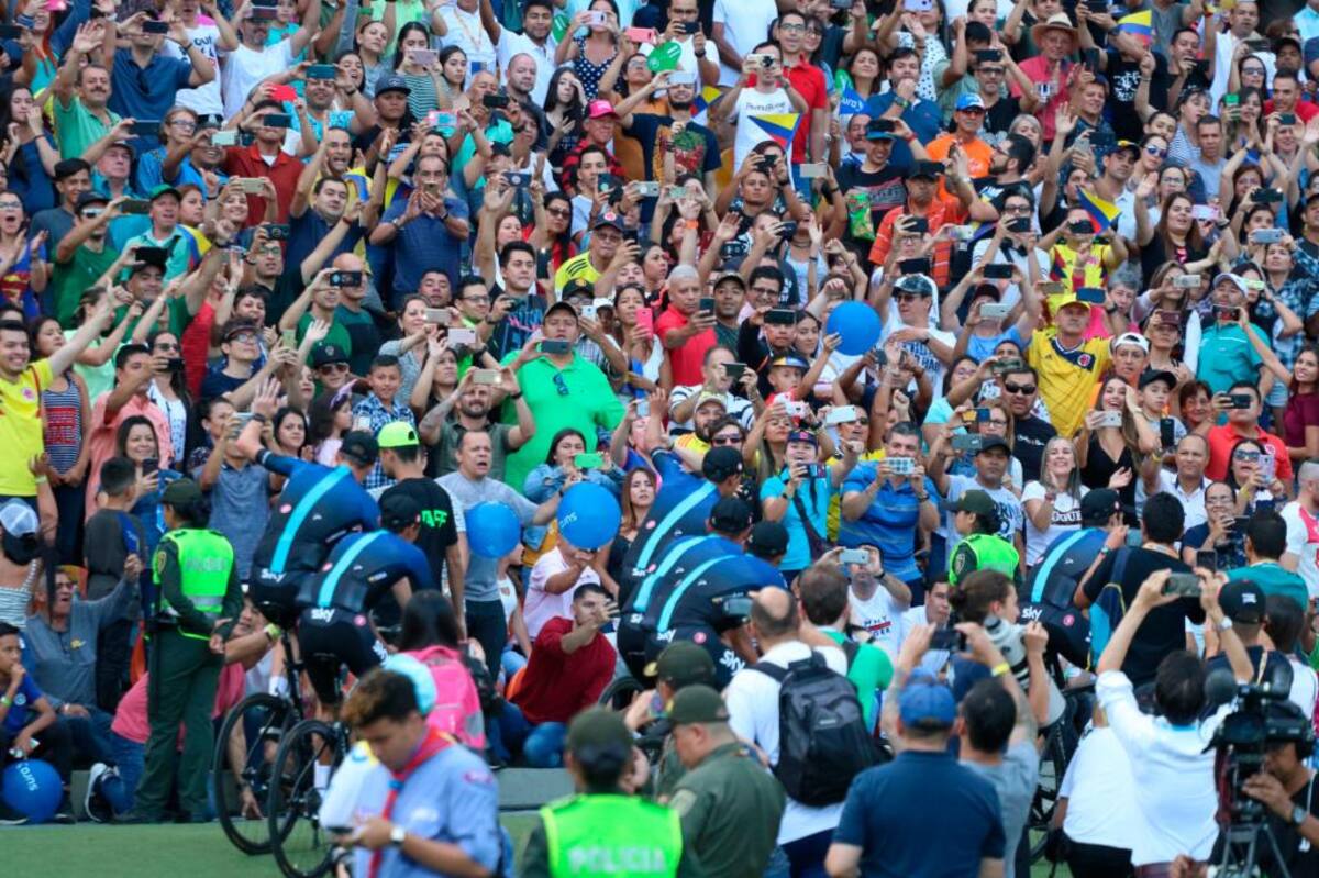 La afición antioqueña disfrutó al máximo la presentación de los equipos que participarán este año en Tour Colombia, en el acto realizado en la tarde de ayer en el Atanasio Girardot de Medellín.
