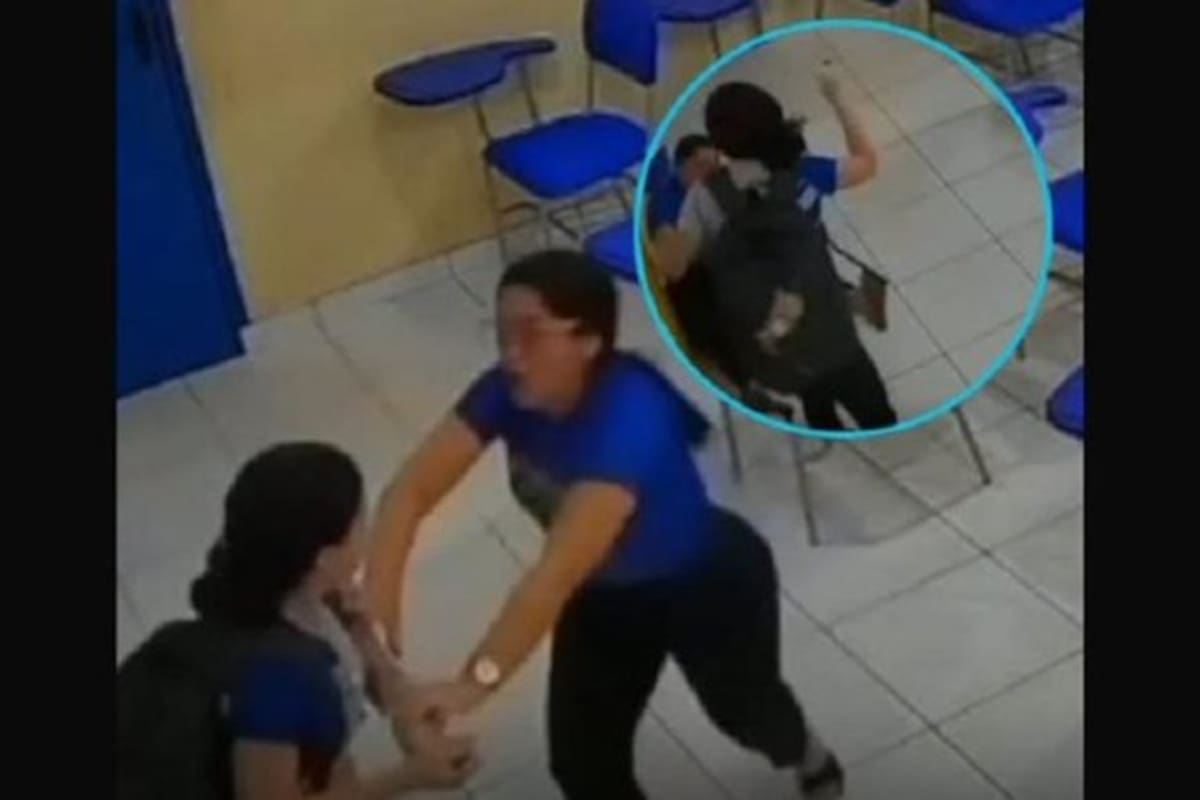 Un video muestra cómo una estudiante ataca por la espalda a una profesora con un objeto filoso dentro del salón de clases, mientras la docente intenta alejarse y finalmente logra escapar del lugar.