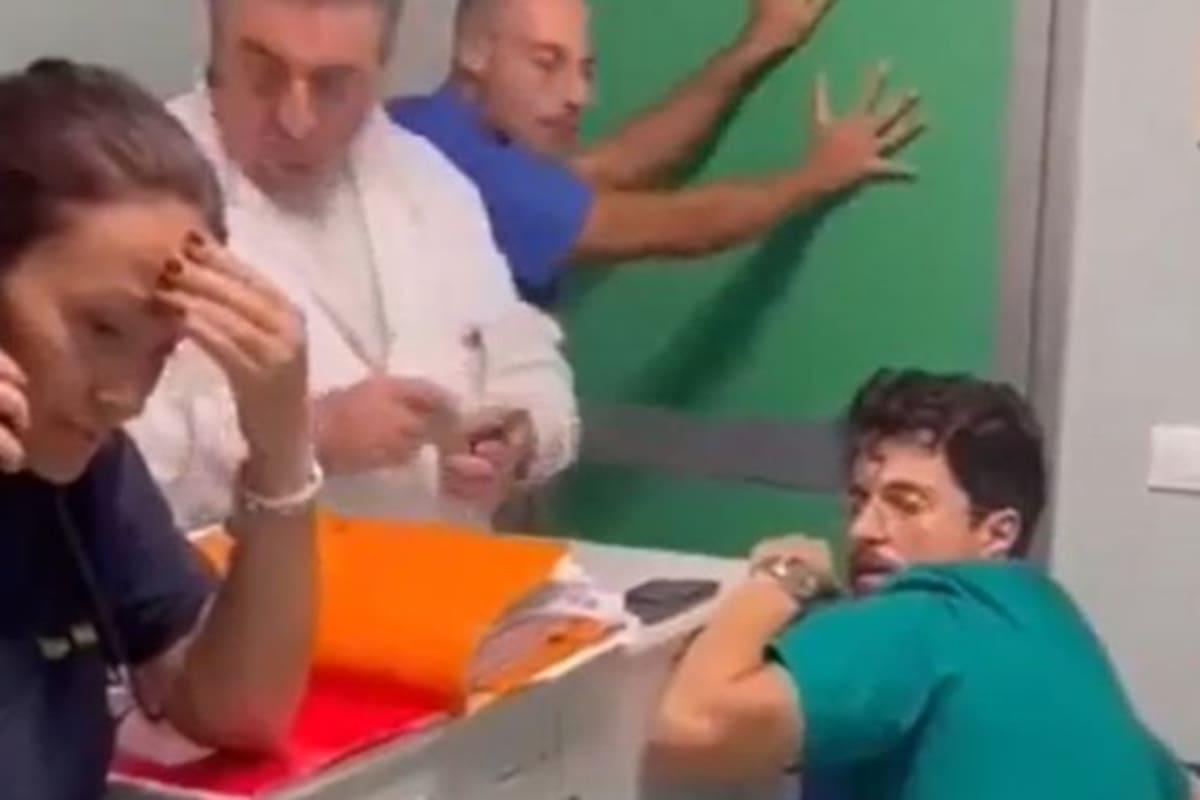 Tres enfermeras fueron agredidas con patadas y puñetazos en la localidad italiana de Foggia (sur), en un nuevo ataque en el hospital. Captura de video /