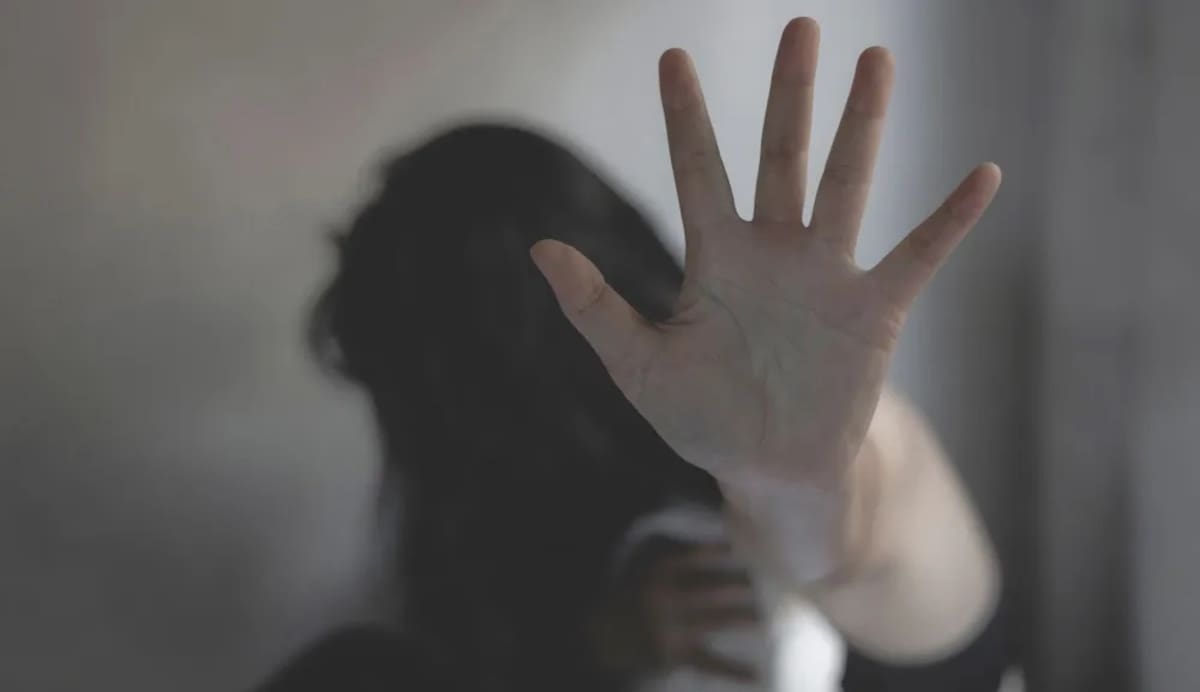 Una joven de 18 años se enfrenta a una condena de 200 meses de cárcel tras aceptar el homicidio agravado de su madre.