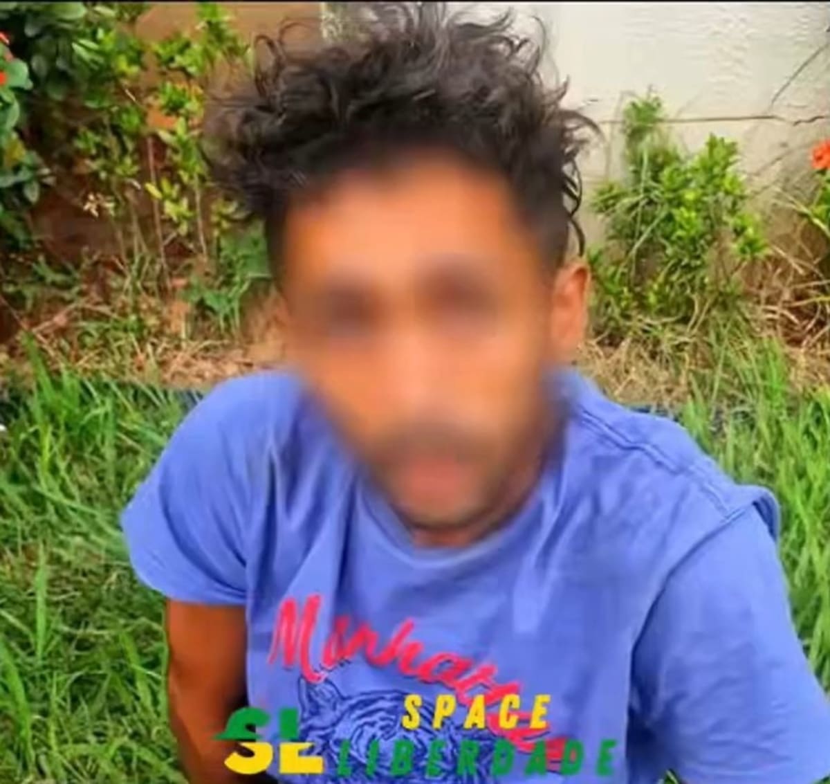 El hombre sin hogar le pegó completamente al azar.