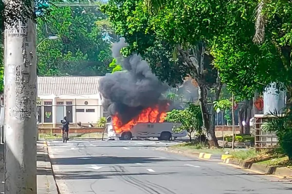 Un vehículo acondicionado con detonantes sacudió el sur de la capital del Valle. El Ejército descarta víctimas y mantiene el control en la zona. | Foto: El Colombiano.
