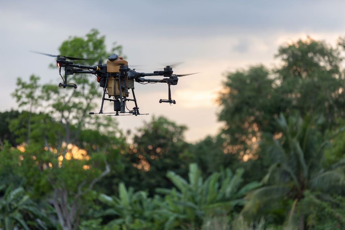 Ataque con drones en Teruel, Huila, dejó un policía herido y afectó instalaciones oficiales. | Foto: Vanguardia / Canva
