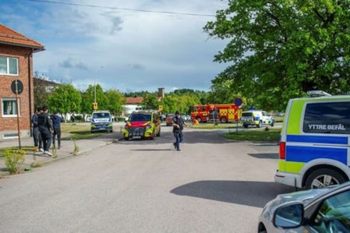 Unidades de la Policía sueca acordonaron los alrededores del instituto Brinellskolan, en Fagersta, tras el ataque perpetrado por un hombre armado con una espada. / Foto: Tomada de redes sociales