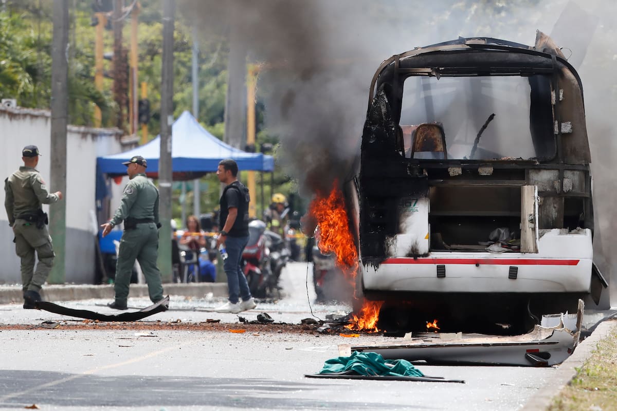 Fotografía que muestra un vehículo afectado por una explosión este viernes, en inmediaciones del batallón de la Tercera Brigada del Ejército en Cali (Colombia). EFE/ Ernesto Guzman Jr