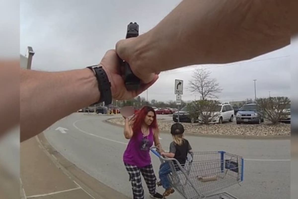 Pánico en Omaha, Estados Unidos: una mujer abate a tiros tras atacar a un menor en Walmart.