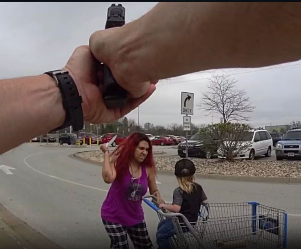 La Policía de Nebraska dispara contra mujer armada con cuchillo que secuestró a un niño de Walmart.
