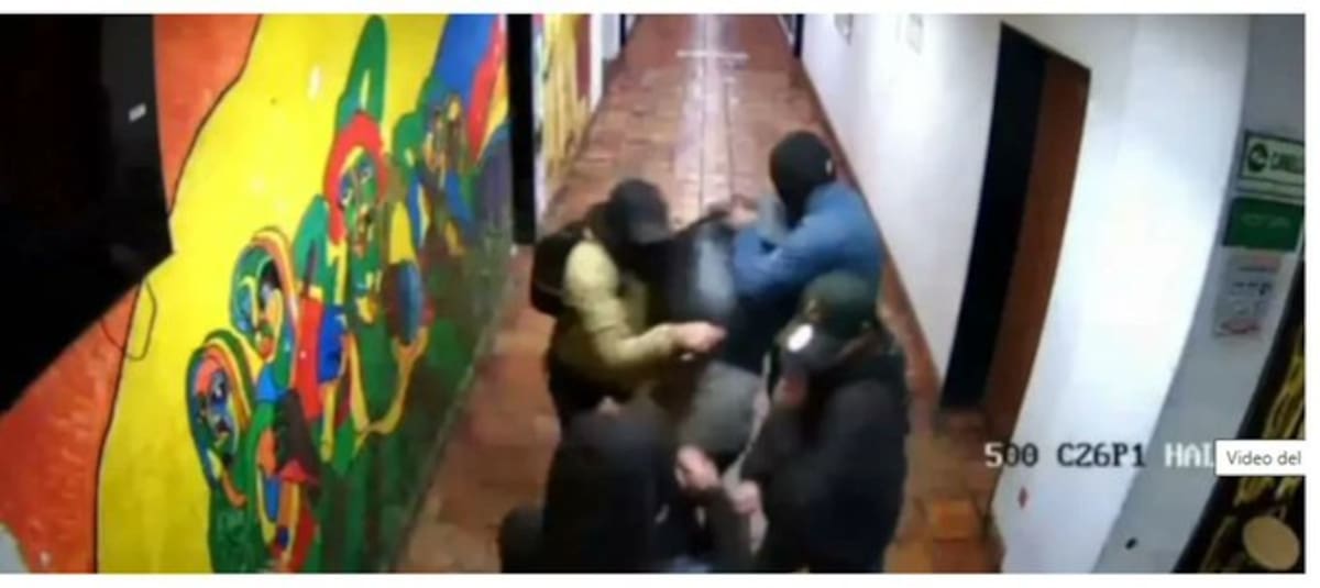 El líder estudiantil violentamente apuñalado en el campus de la Universidad Nacional en Bogotá: videos registraron el ataque de encapuchados.