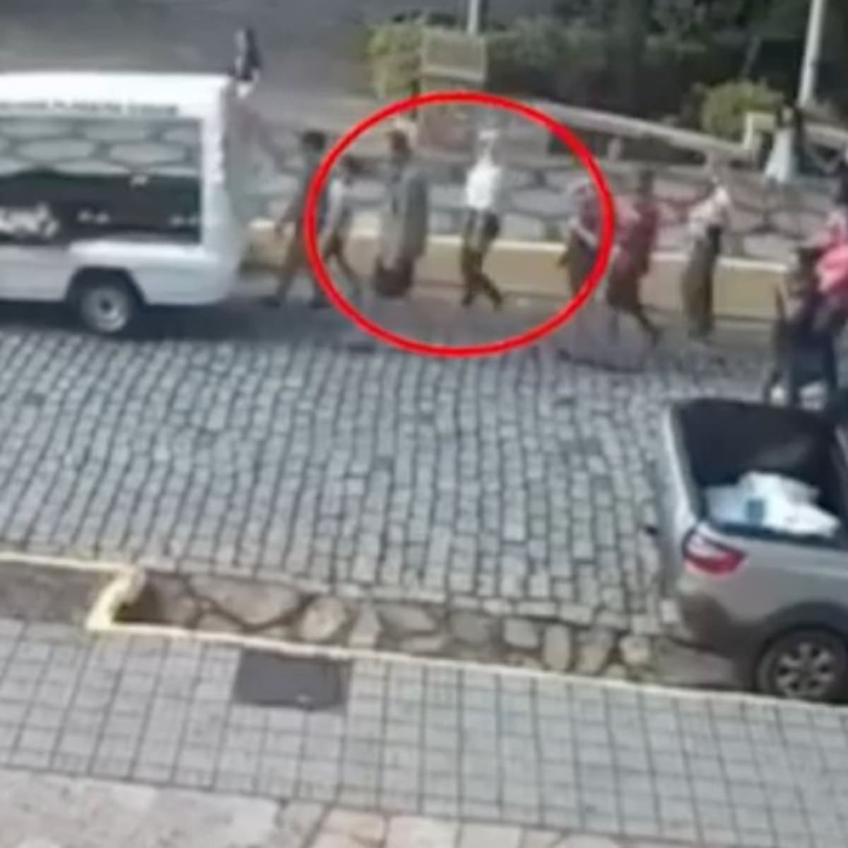 Sicarios balean a modelo de OnlyFans frente al ataúd de su madre.