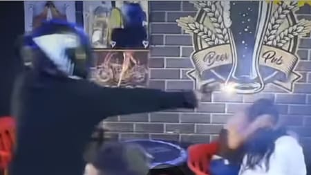 Ataque en pleno bar: sicario disparó con dos armas y dejó dos muertos