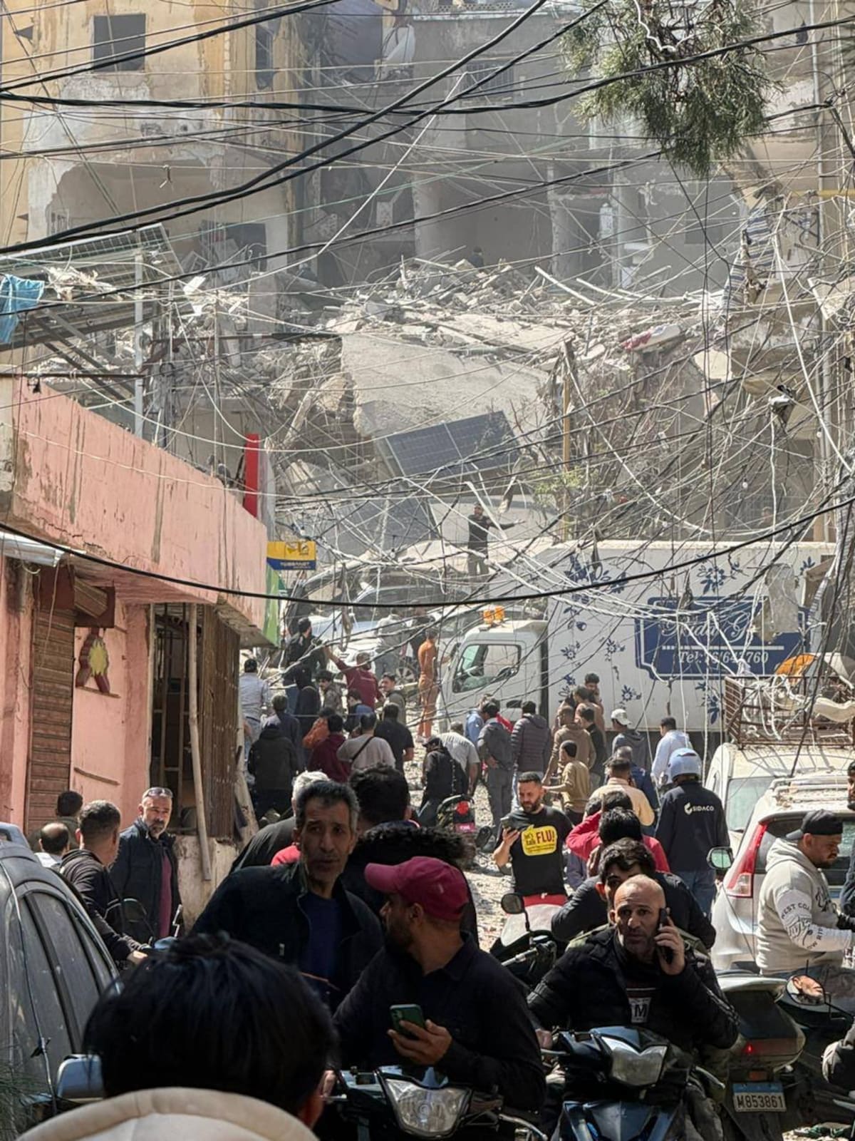 Caos en Beirut mientras Israel lleva a cabo una oleada de ataques aéreos en todo el país, golpeando lo que dijo eran más de 100 objetivos en 10 minutos.