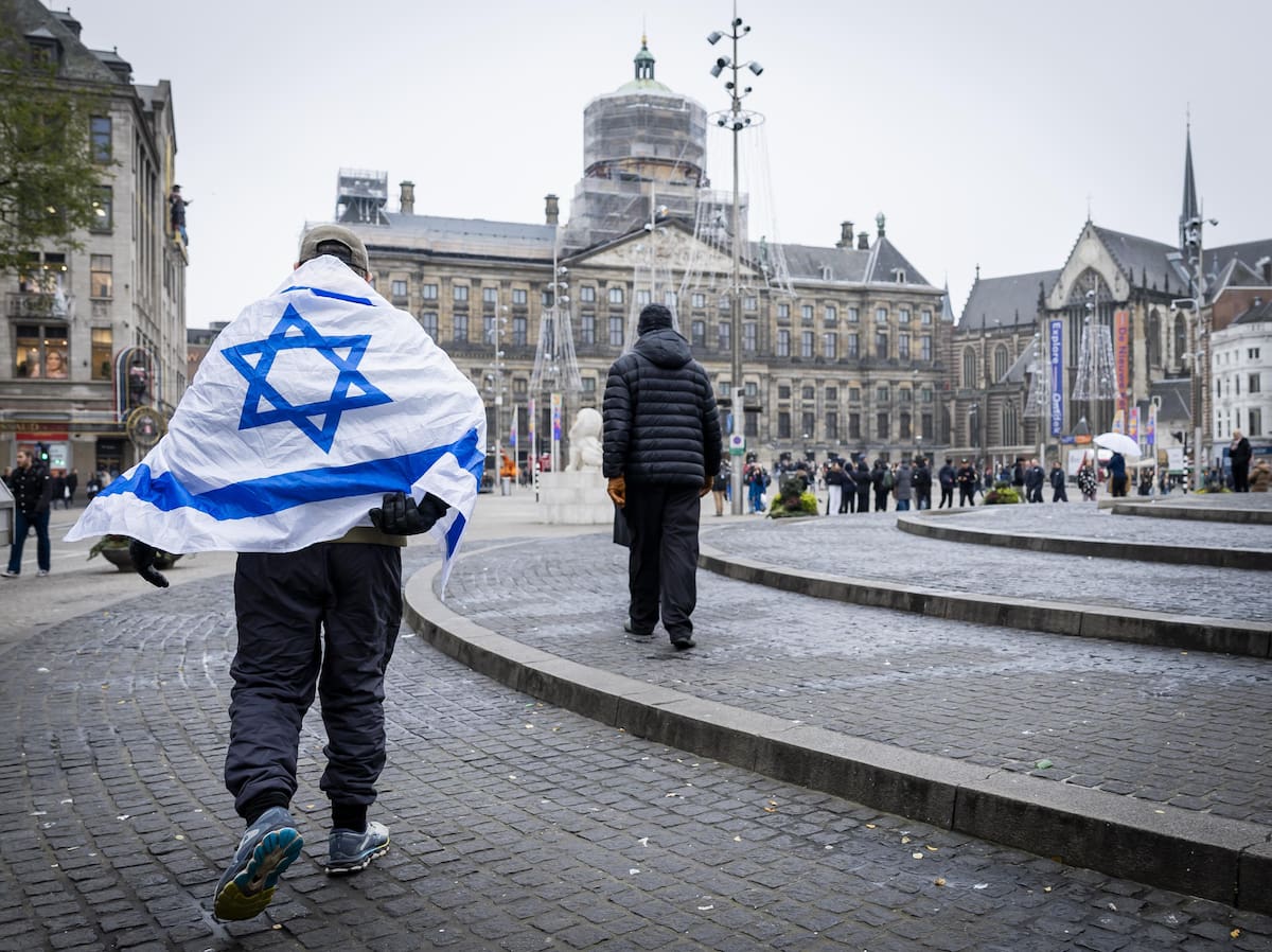 Las banderas de Colombia e Israel representan las relaciones entre ambos países, en medio de la decisión del Gobierno de reactivar las exportaciones de carbón colombiano. Foto Archivo.