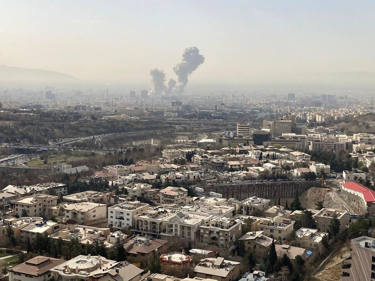 Una columna de humo emerge del centro de Teherán tras un ataque israelí. // Foto: EFE/ Mehrnews.