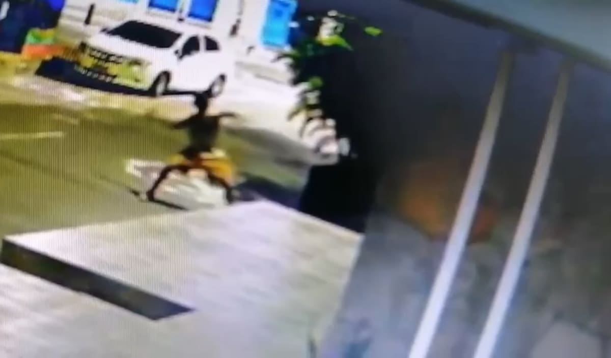 Las cámaras de seguridad han registrado ataques con piedras en contra de establecimientos comerciales en Barrancabermeja.