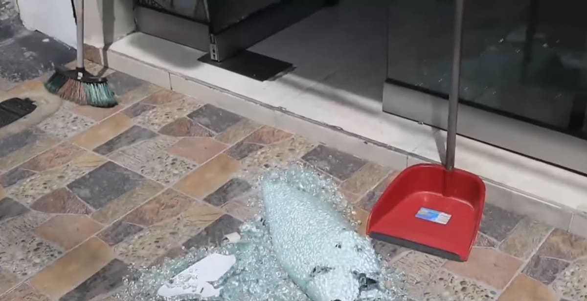Las cámaras de seguridad han registrado ataques con piedras en contra de establecimientos comerciales en Barrancabermeja.