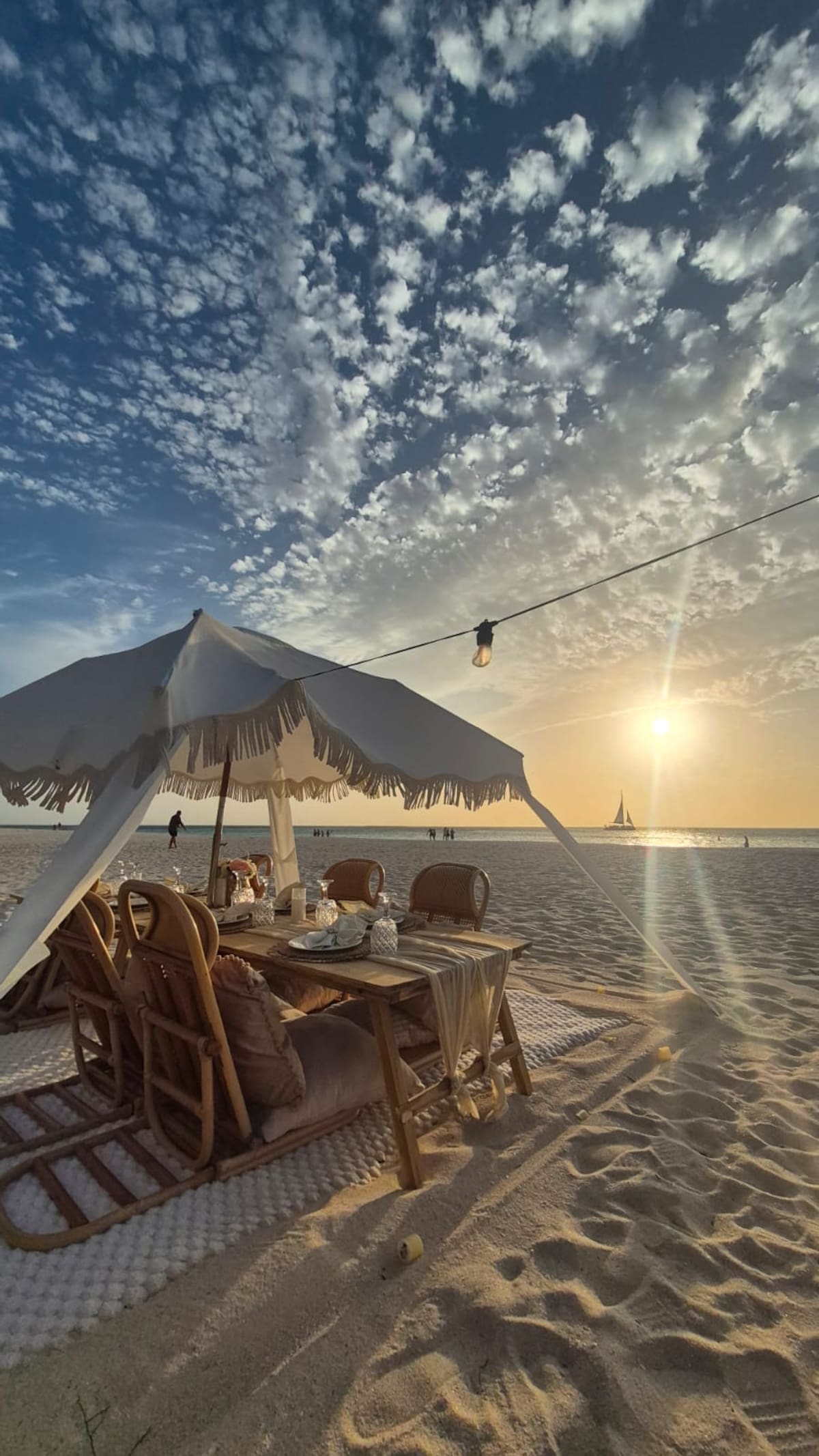 Atardecer en Eagle Beach en Aruba, donde Sunset Cabanas ofrece picnics o cenas románticas. (Foto de Juan Carlos Chio / VANGUARDIA).
