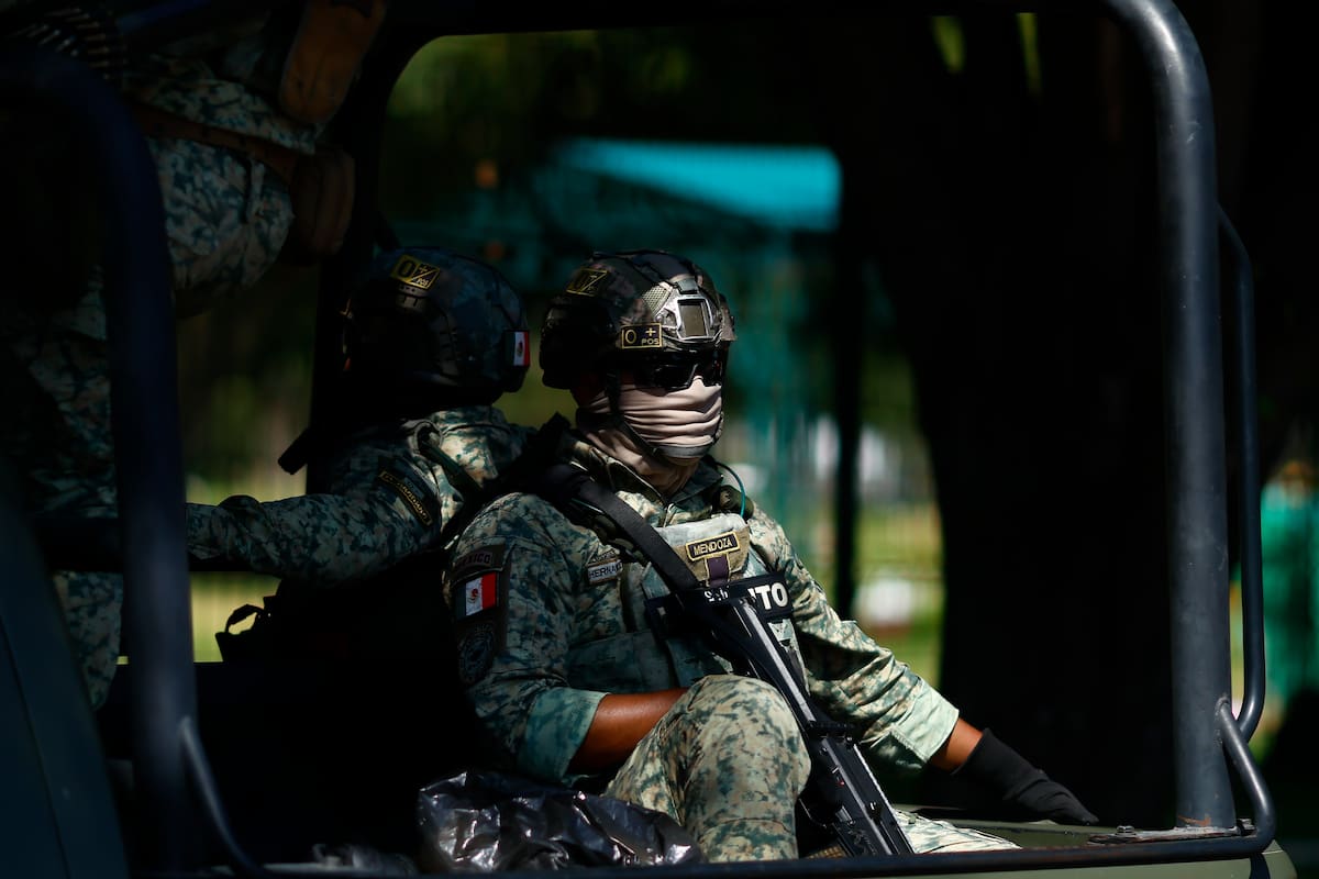 Integrantes del Ejército Mexicano custodian frente al panteón Recinto de la Paz este lunes, en Zapopan, Jalisco (México). En un ataúd dorado, con música regional mexicana y bajo un enorme despliegue militar y policial, Nemesio Oseguera Cervantes, alias el El Mencho, líder del Cartel Jalisco Nueva Generación (CJNG), fue enterrado. EFE/ Francisco Guasco