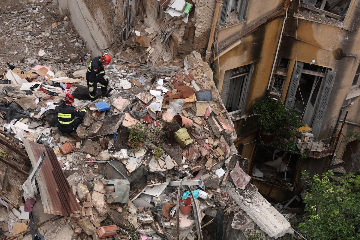 Bomberos y miembros de la Unidad Especial de Respuesta ante Desastres (EMAK) del Servicio Helénico de Bomberos buscan entre los escombros de un edificio tras una explosión en la calle Lysikratous en Atenas, Grecia, el 26 de septiembre de 2026. (Grecia, Atenas) EFE/EPA/GEORGE VITSARAS