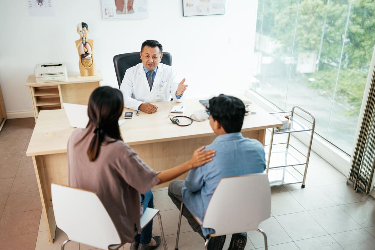 Los llamados bloqueadores de pubertad son medicamentos que actúan sobre el eje hormonal y se utilizan desde hace años en otras situaciones clínicas, particularmente en la pubertad precoz. En adolescentes con disforia o incongruencia de género han sido utilizados para retrasar el desarrollo de características sexuales secundarias mientras continúa la evaluación.