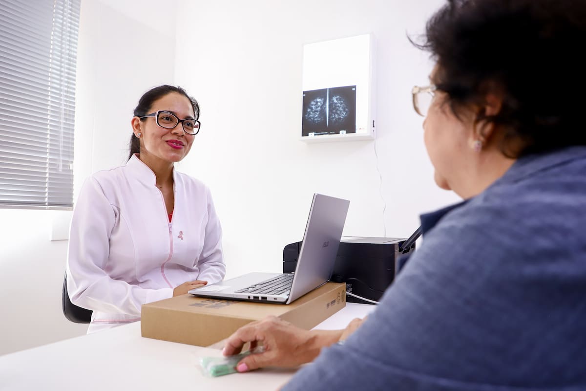 Fotografía de archivo del 26 de octubre de 2022 que muestra a una doctora atendiendo a una paciente.