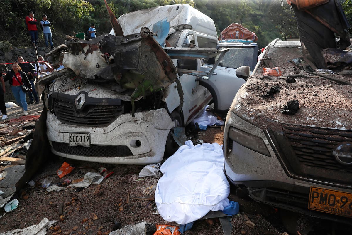 Fotografía del lugar del atentado en la vía Panamericana este sábado, en Cajibío (Colombia). Un tramo de la Vía Panamericana, una de las principales carreteras del suroeste colombiano, quedó convertido en un escenario de guerra tras un ataque con un cilindro bomba que dejó civiles muertos y heridos en el sector de El Túnel, municipio de Cajibío, departamento del Cauca. EFE/Ernesto Guzmán