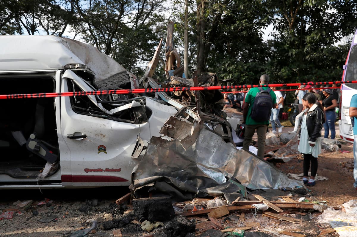 ersonas se lamentan en la vía Panamericana tras un atentado este sábado, en Cajibío (Colombia). Un tramo de la Vía Panamericana, una de las principales carreteras del suroeste colombiano, quedó convertido en un escenario de guerra tras un ataque con un cilindro bomba que dejó al menos siete civiles muertos y 17 heridos en el sector de El Túnel, municipio de Cajibío, departamento del Cauca. EFE/Ernesto Guzmán