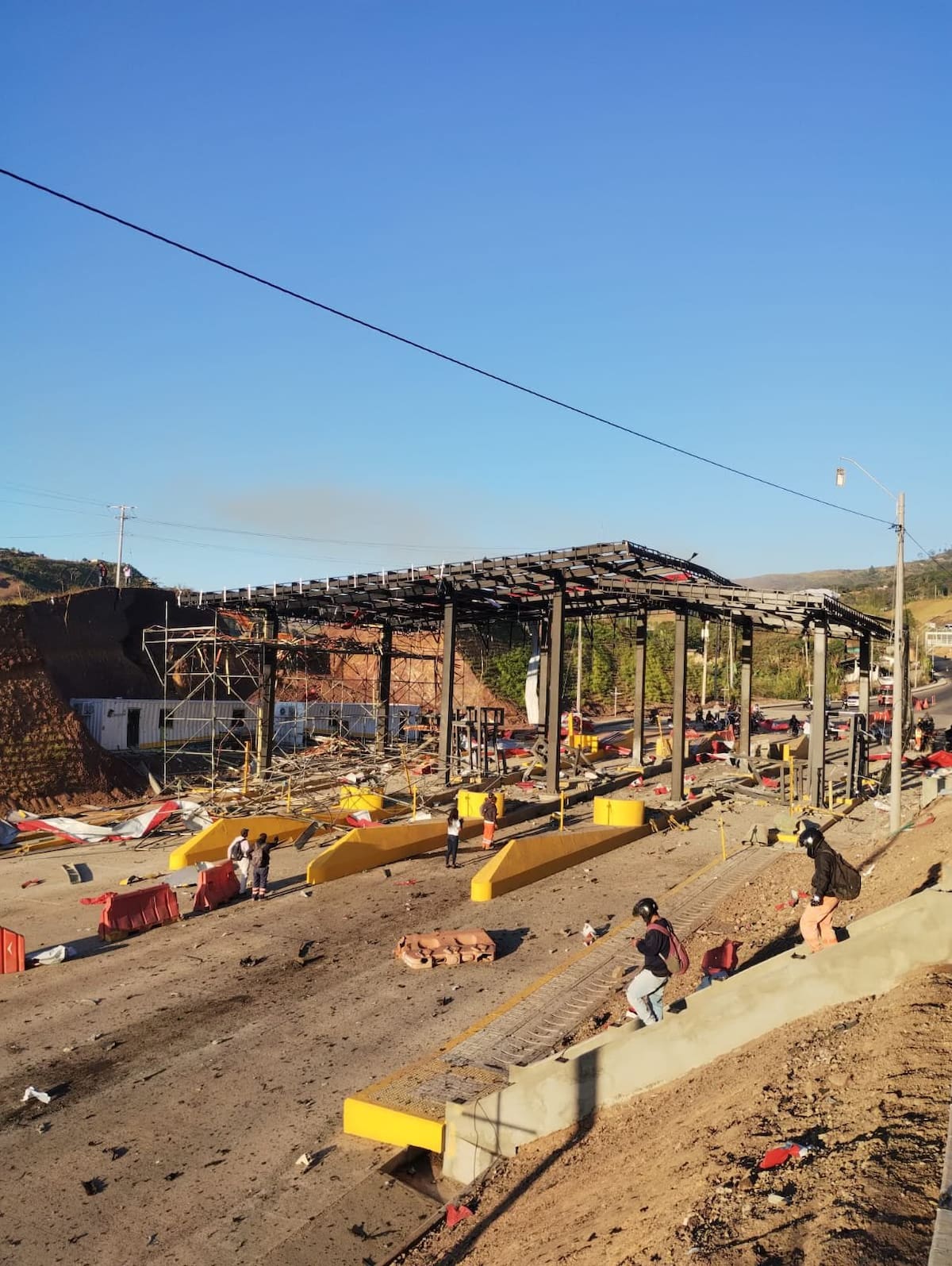 La Fuerza Pública desplegó un operativo de seguridad en el sector de Cachimbal mientras avanzaba la inspección de la zona afectada. Foto tomada de: X.