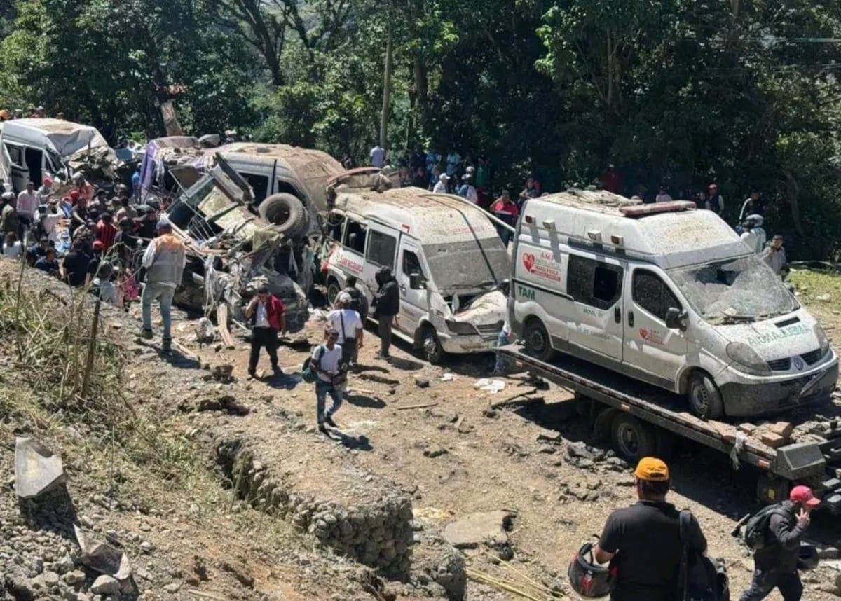 La explosión destruyó un bus y por lo menos otros 15 vehículos.
Foto: A.P.I.