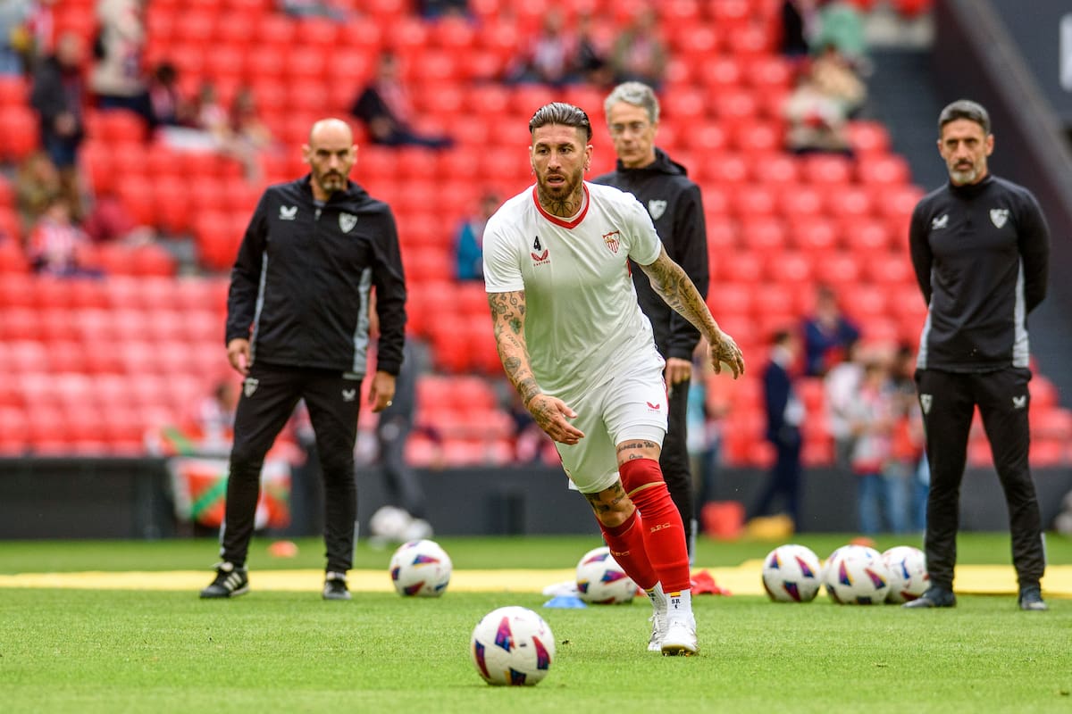 BILBAO, 19/05/2024.- El defensa del Sevilla Sergio Ramos (c) durante el calentamiento previo al partido de la Liga en Primera División ante el Athletic Club que disputan este domingo en el estadio de San Mamés, en Bilbao. EFE/Javier Zorrilla