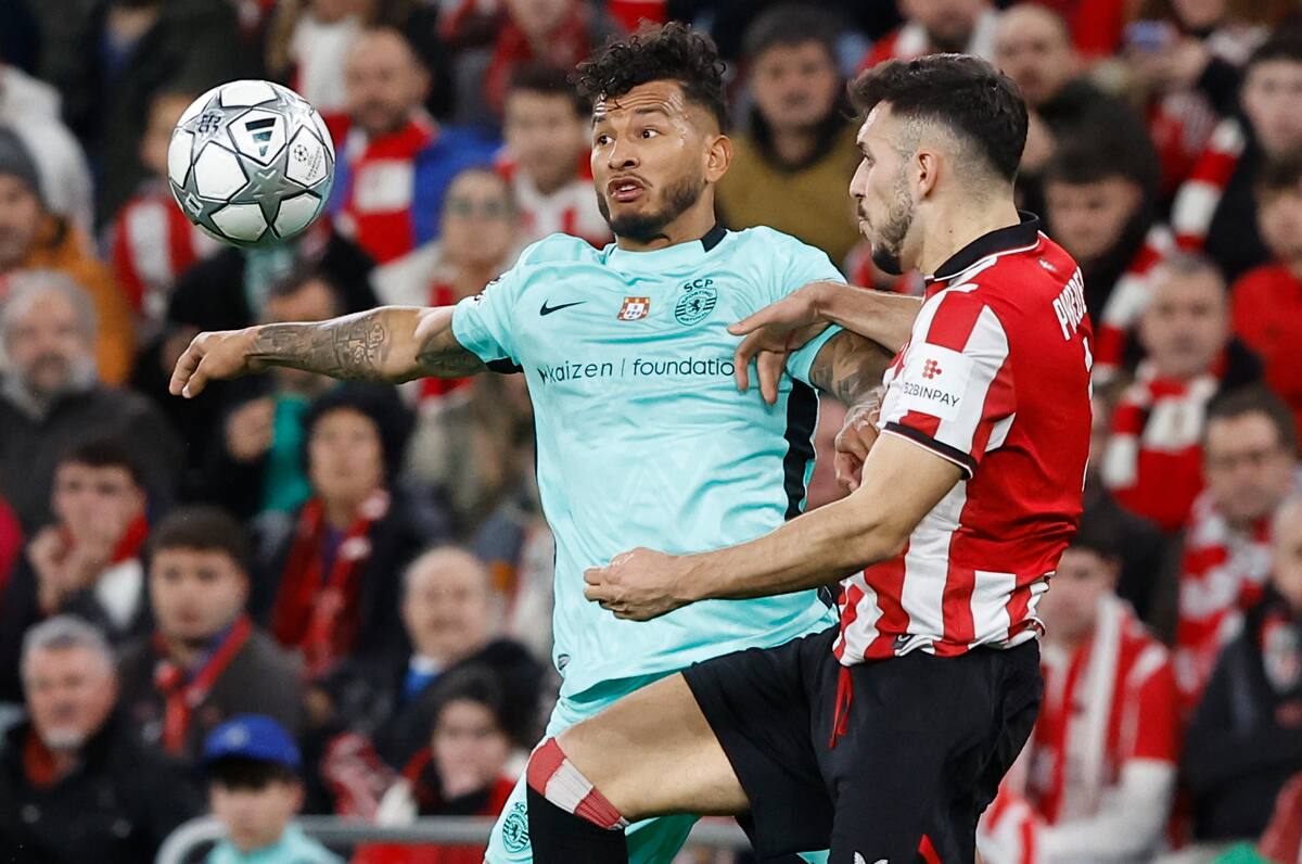 BILBAO, 28/01/2026.- El delantero del Sporting Luis Suárez (i) lucha con Aitor Paredes, del Athletic Club, durante el partido de primera ronda de la Liga de Campeones que Athletic Club de Bilbao y Sporting de Portugal disputan hoy miércoles en el estadio de San Mamés. EFE/Migel Toña