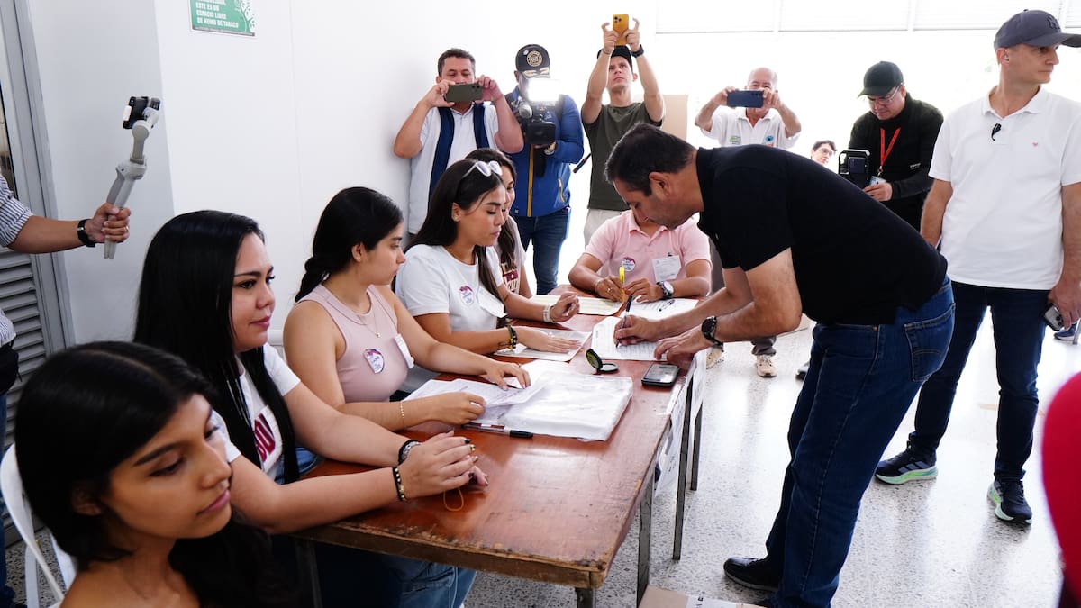 El Gobernador cumplió su deber como ciudadano en el Centro de Salud Kennedy, en el norte de Bucaramanga. Foto: Marco Valencia.